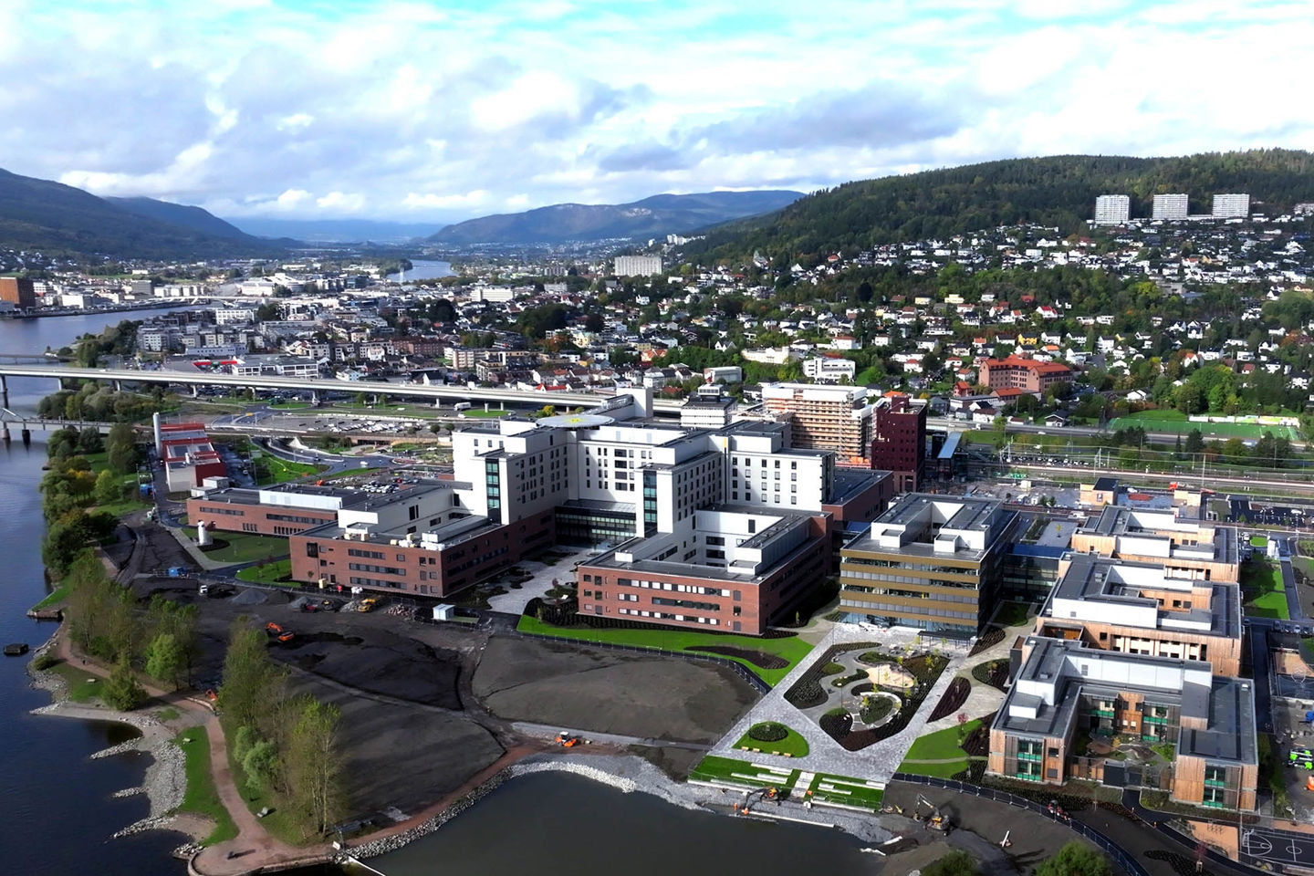 Drammen sykehus ligger tett på byen.