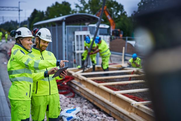 To medarbeidere i Multiconsult jobber utendørs