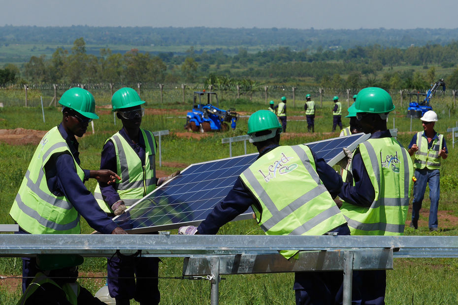 Menn som monterer solcellepaneler