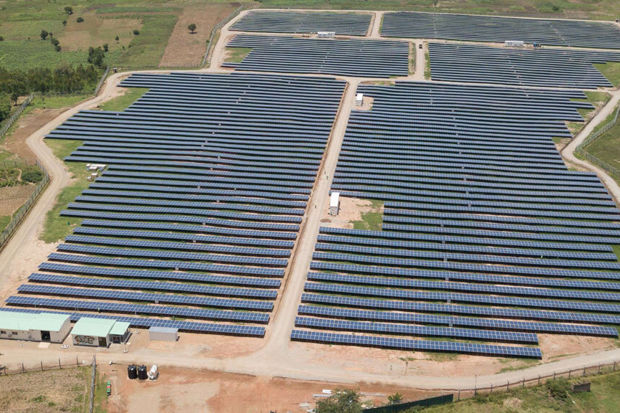 Flyfoto av en større solcellepark