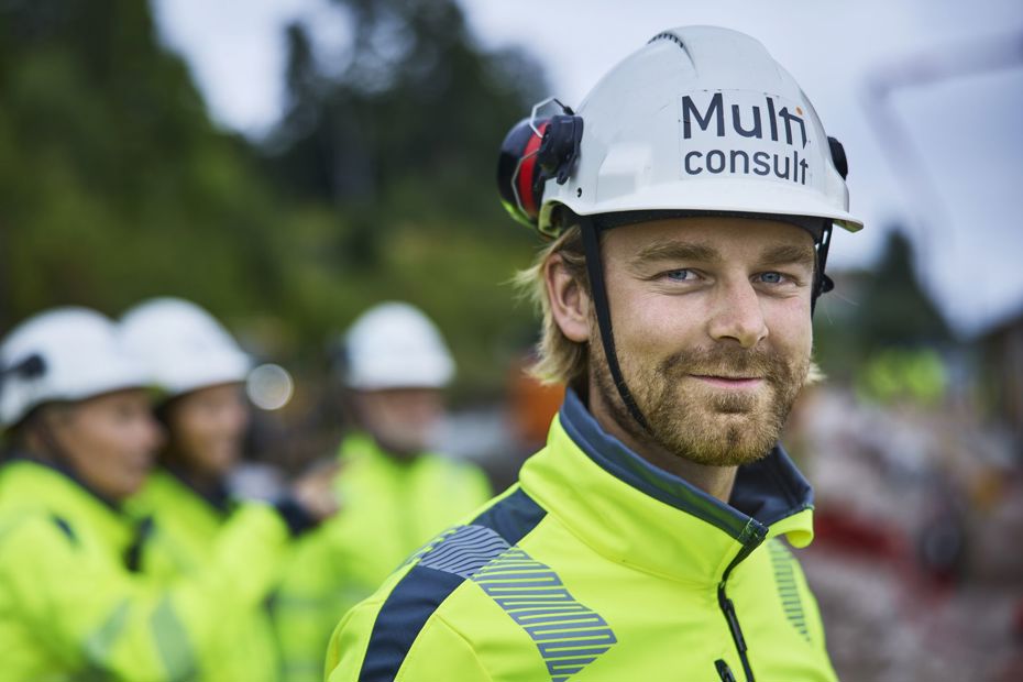 Mann med hjelm og verneklær