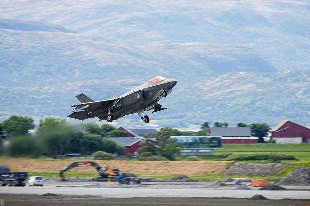 Bilde av kampfly som tar av