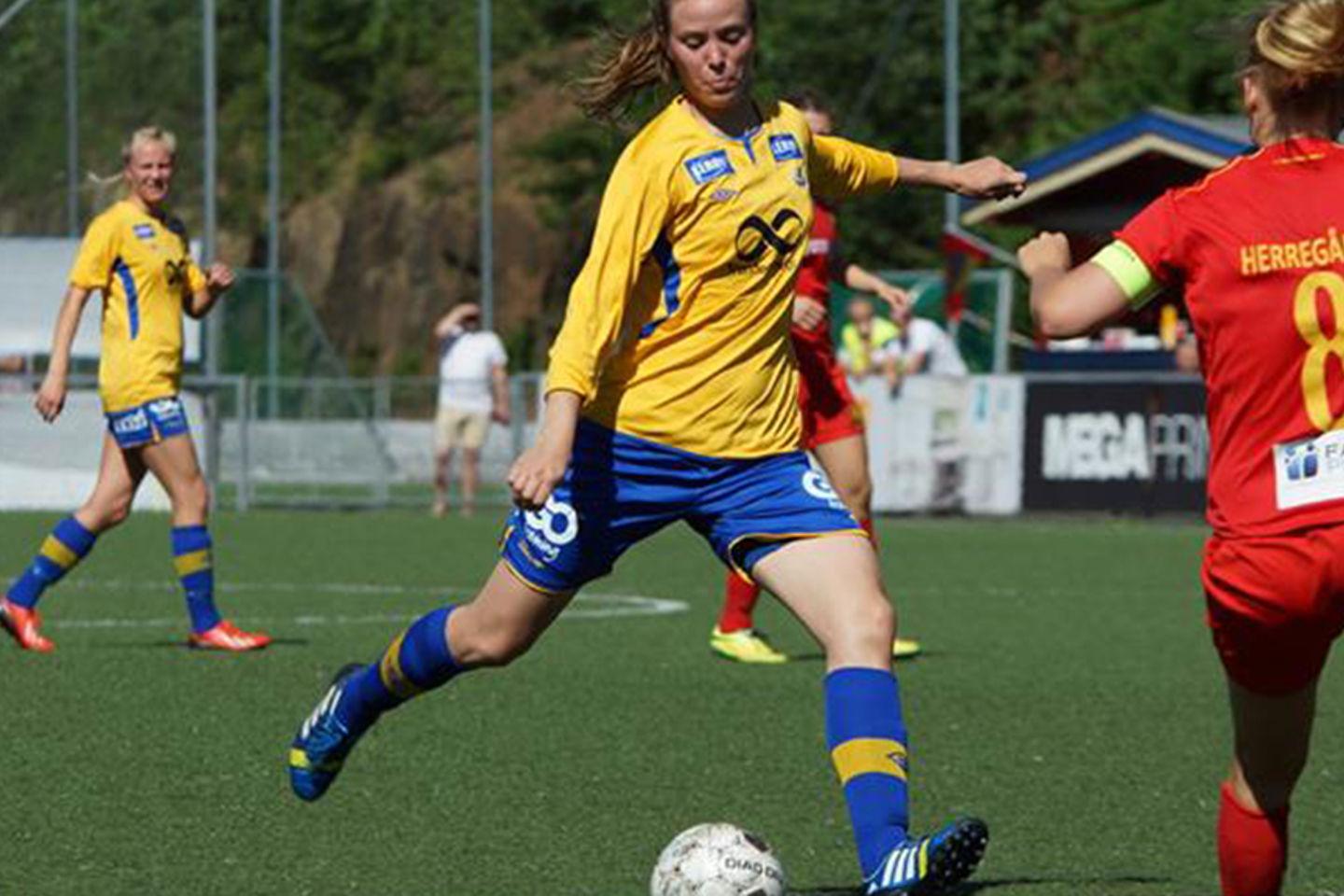 Kristine Haugen i action på fotballbanen