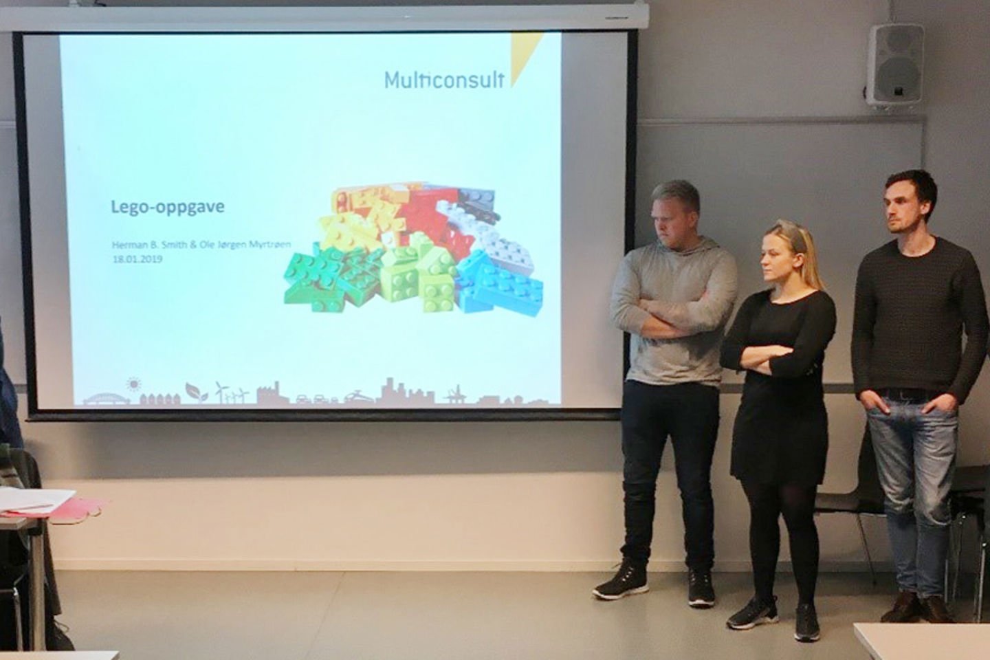 F.v. Ole-Jørgen F. Myrtrøen og Herman B. Smith gjør klar LEGO-oppgave for studentene ved OsloMet