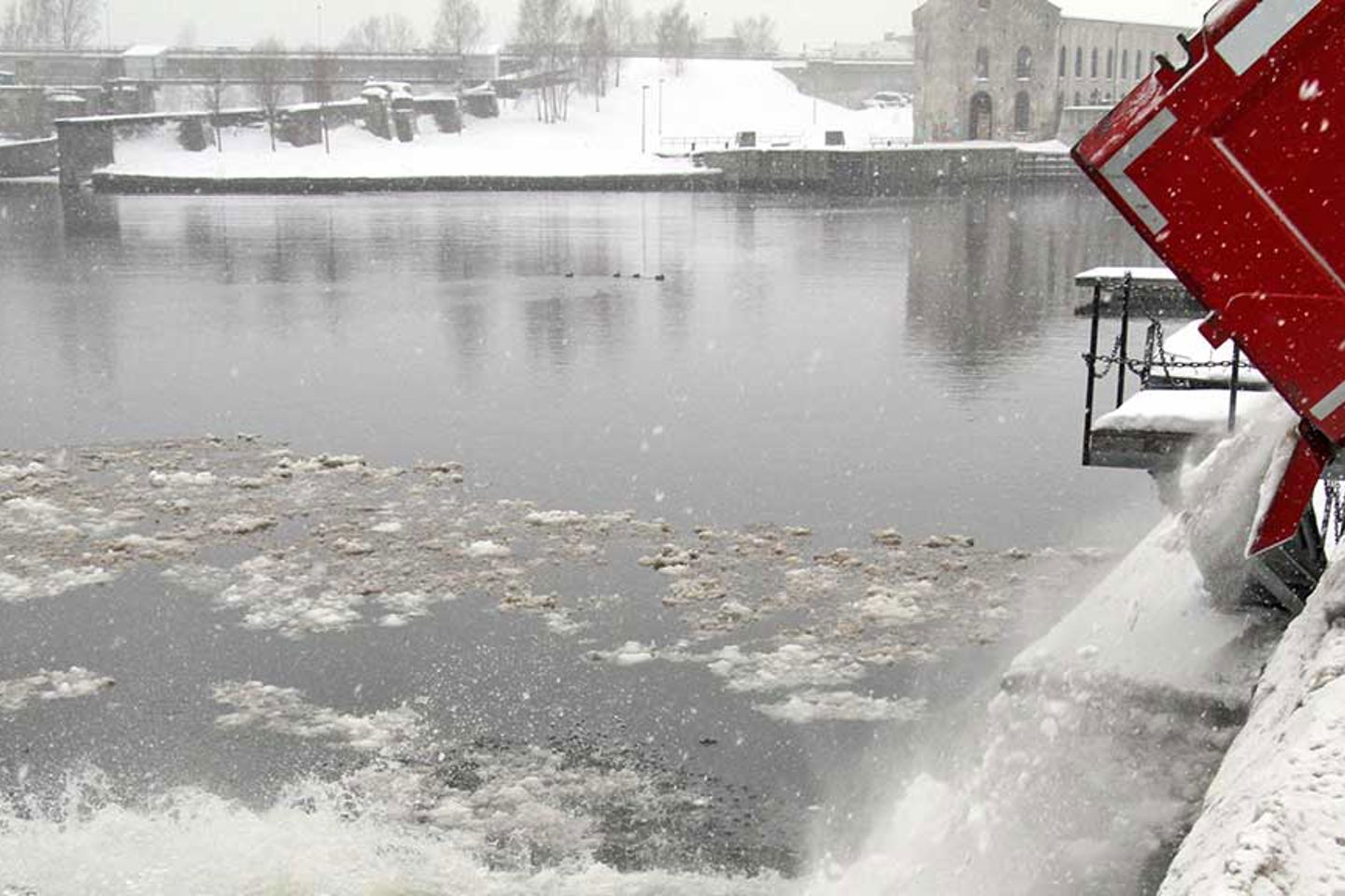 Snøtipping i Skienselva |