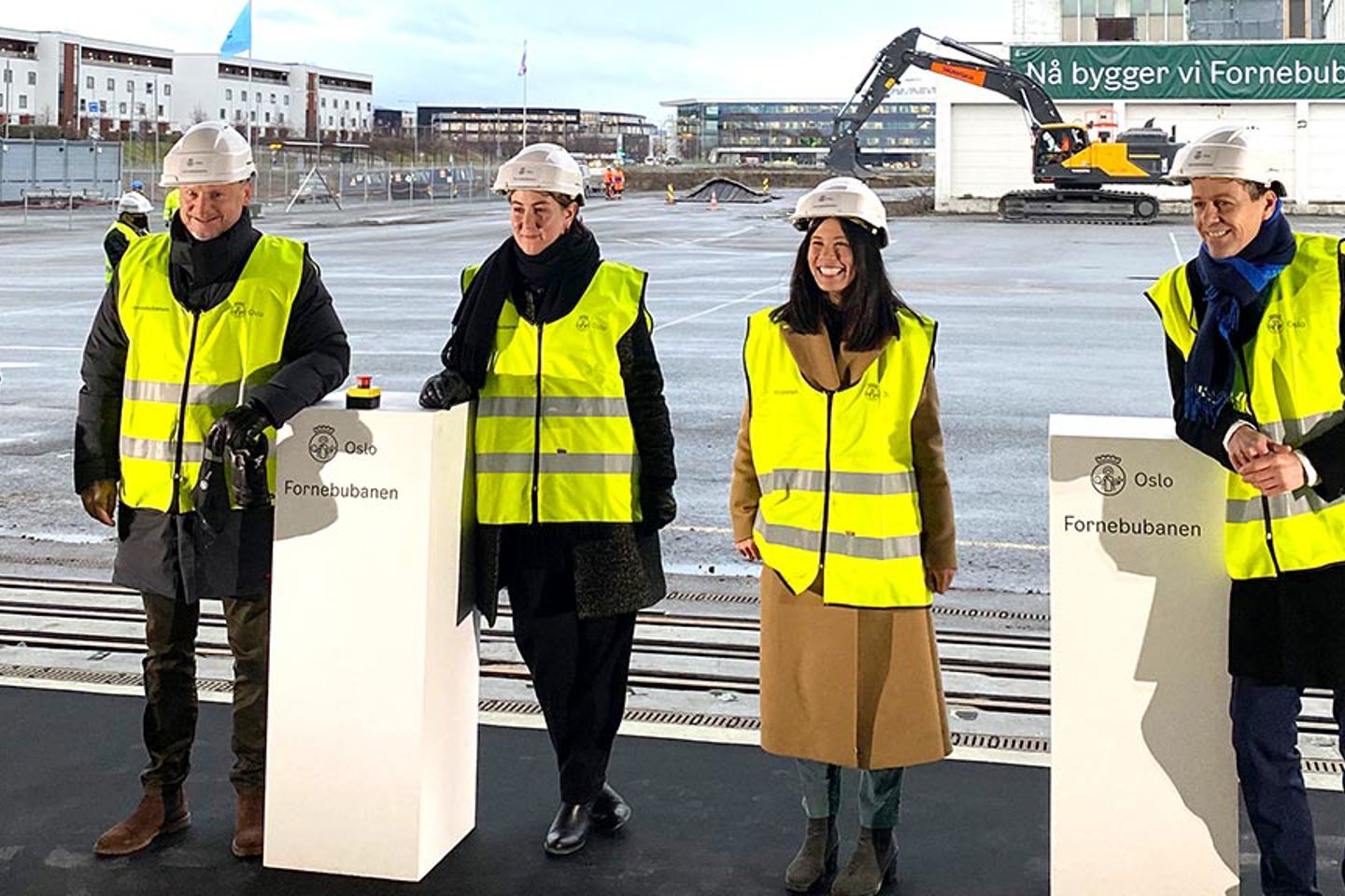 Fornebubanen er i gang: Ordfører i Bærum Lisbeth Hammer Krog, byrådsleder Raymond Johansen,