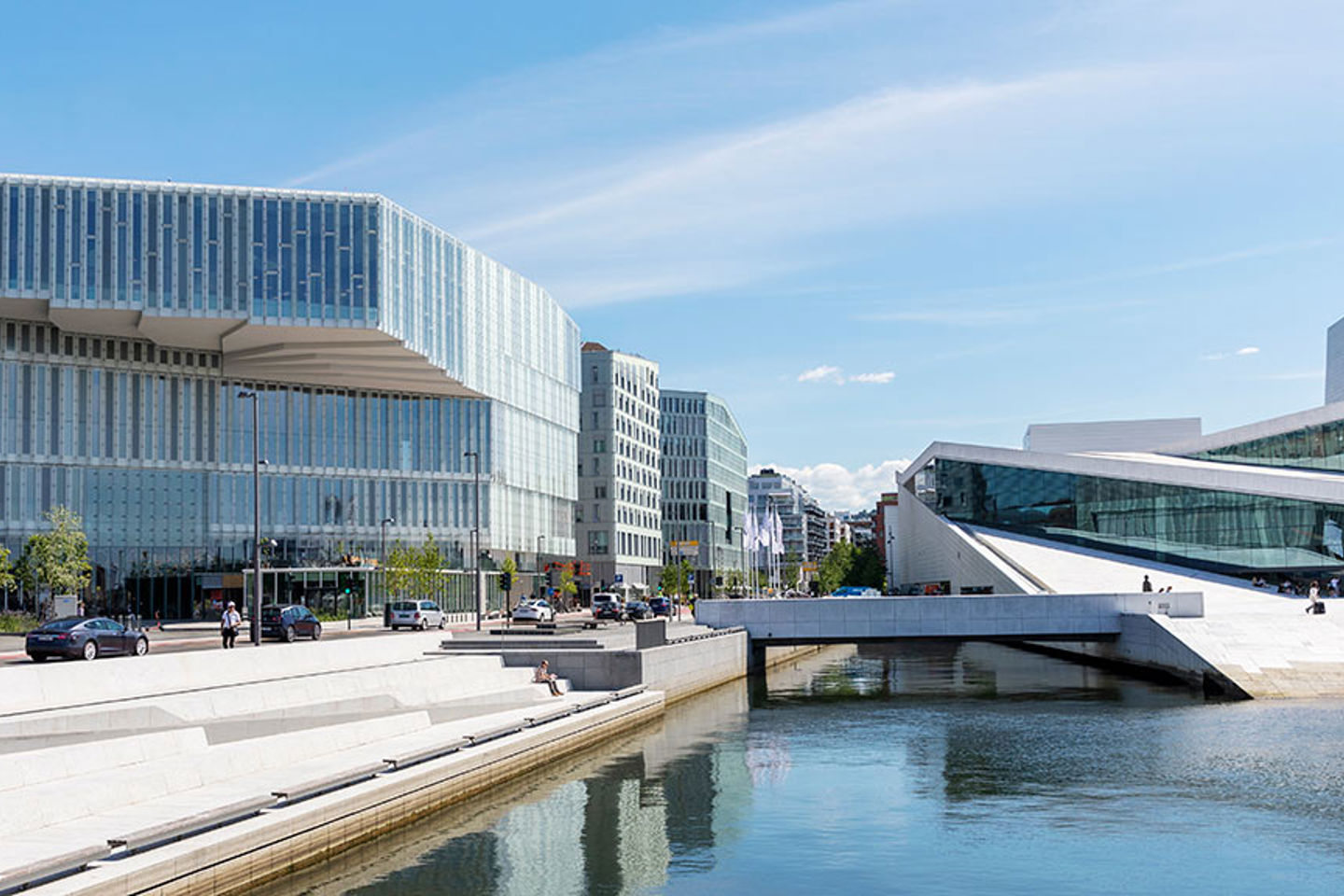 Deichman Bjørvika ligger sentralt ved operaen i Oslo |