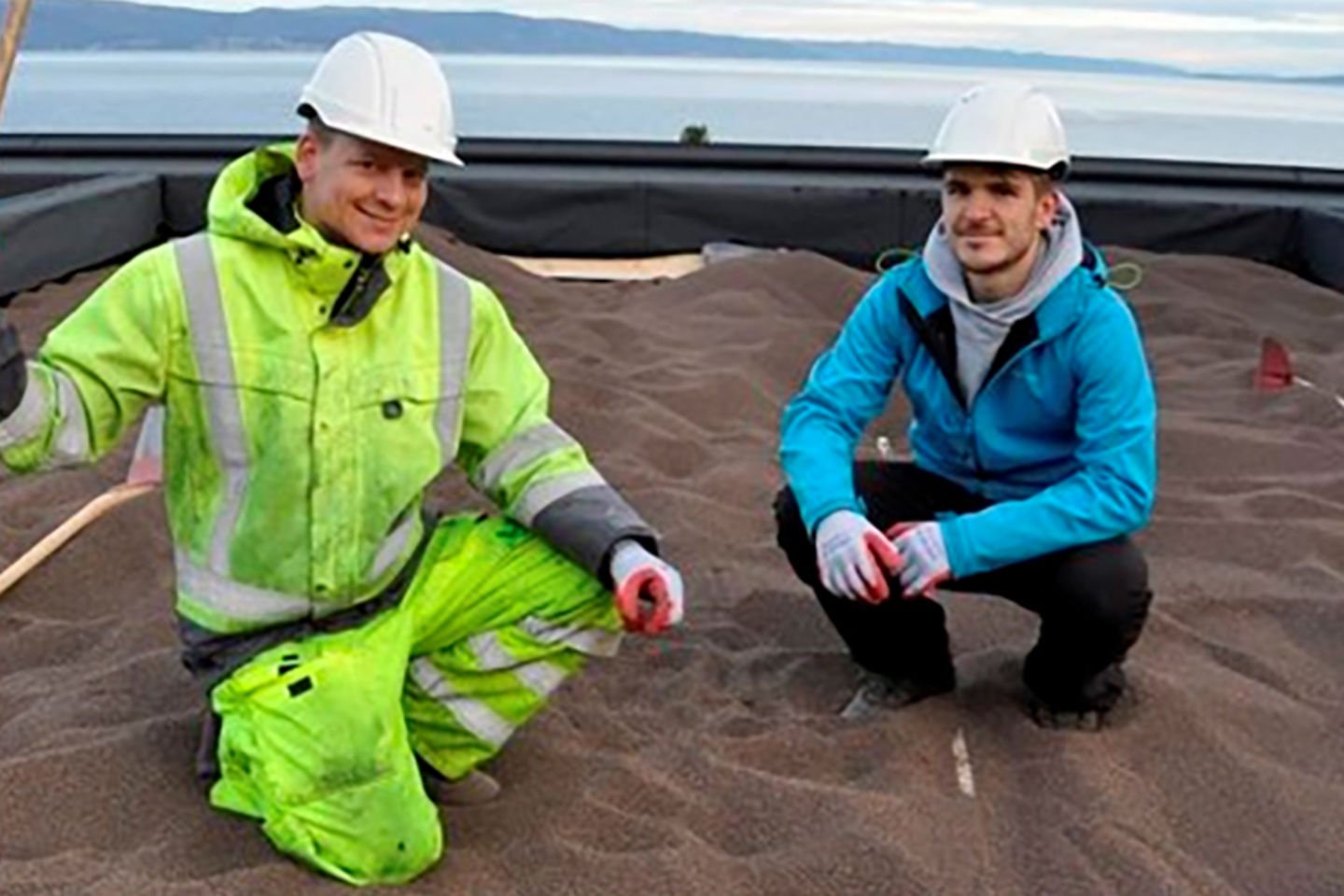 Jaran R. Wood (Leca Norge AS) og Vladimír Hamouz (Multiconsult) under installasjon et av takene.