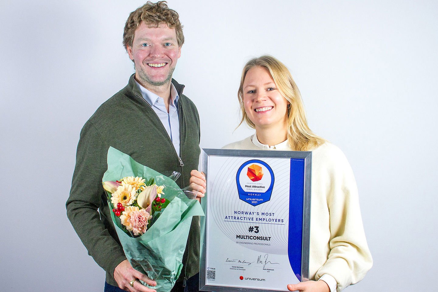 Martin Halvorsen (leder talent og rekruttering) og Marion Fjällstrøm Jakobsen (rådgiver) mottok