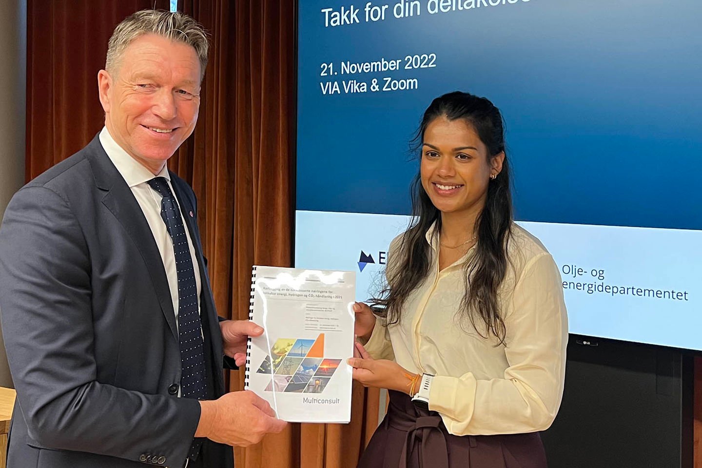 Shreya Nagothu i Multiconsult overleverer rapporten til olje- og energiminister Terje Aasland |