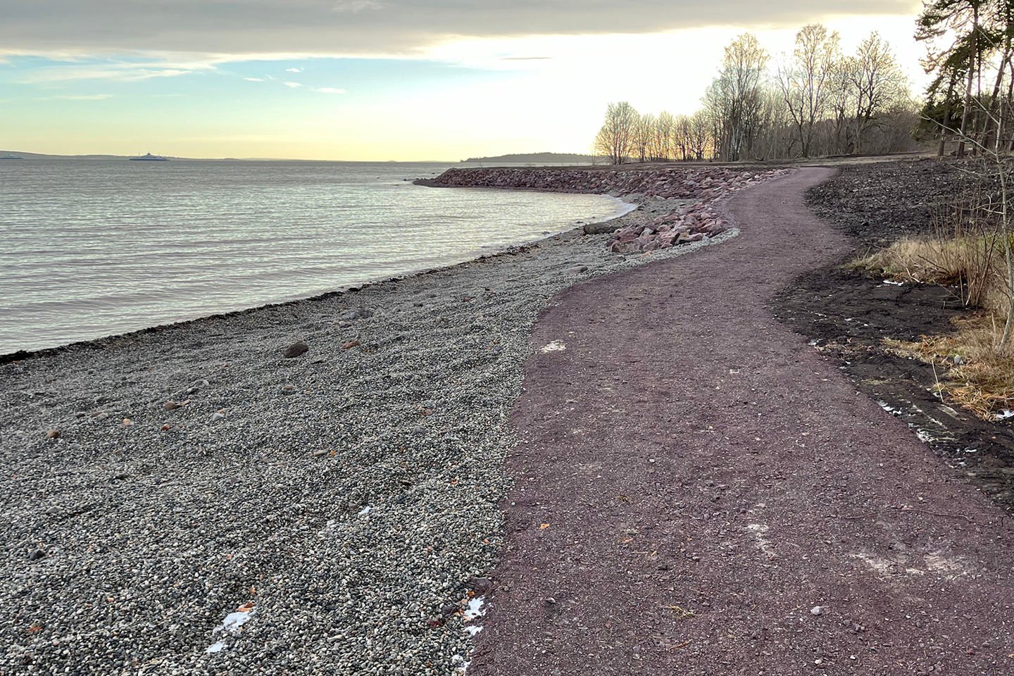 Ferdig sanert, tilbakeført strand i nordre del av området. På de indre delene av områdene skal det