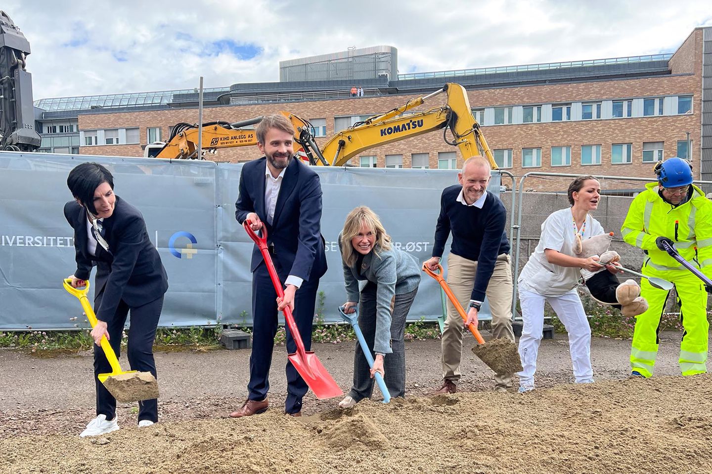 Helseminister Jan Christian Vestre og ordfører Anne Lindboe tok sammen med representanter for Oslo