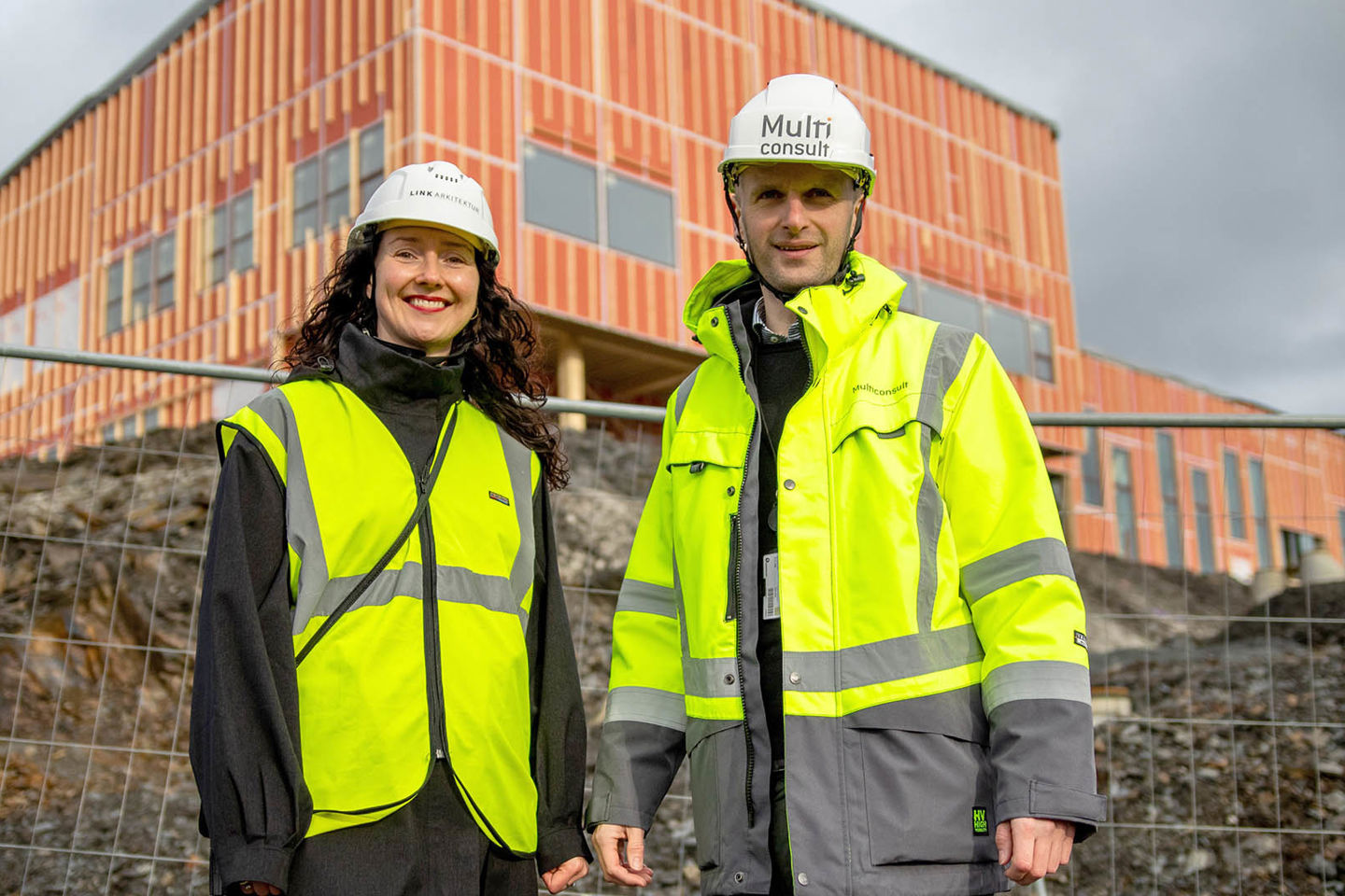 Ingvild Polden Andersen i LINK Arkitektur og Erlend Kent i Multiconsult foran Stord vidaregåande