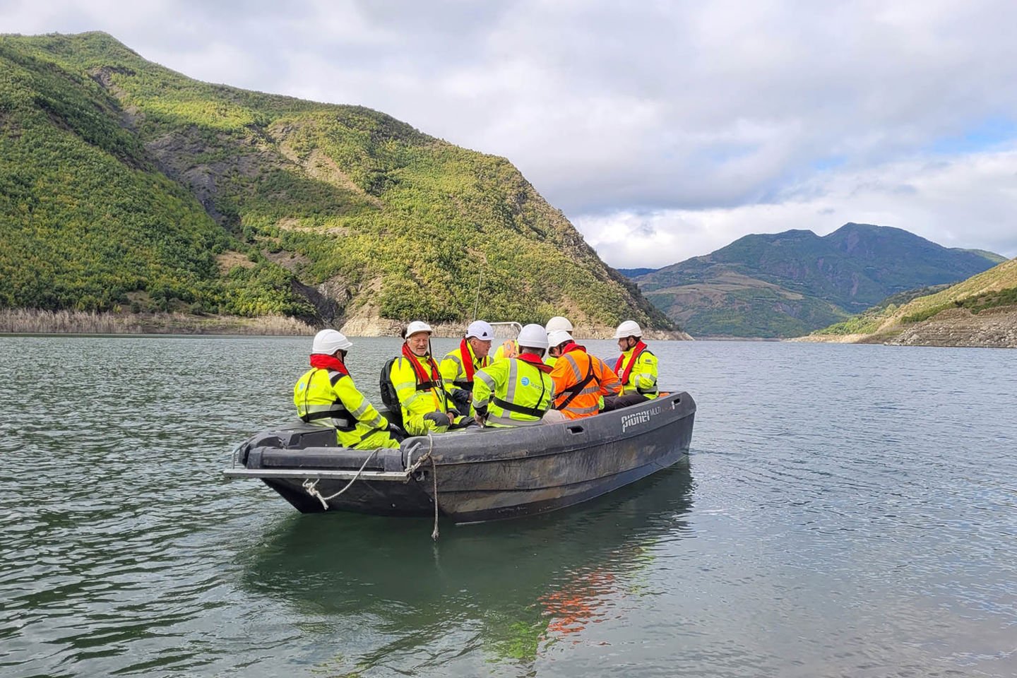 Nøkkelmedarbeidere på befaring ved det planlagte Moglicë-reservoaret i Albania |