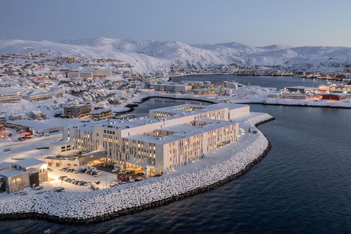 Sykehuset ligger flott til ved havet i Hammerfest |